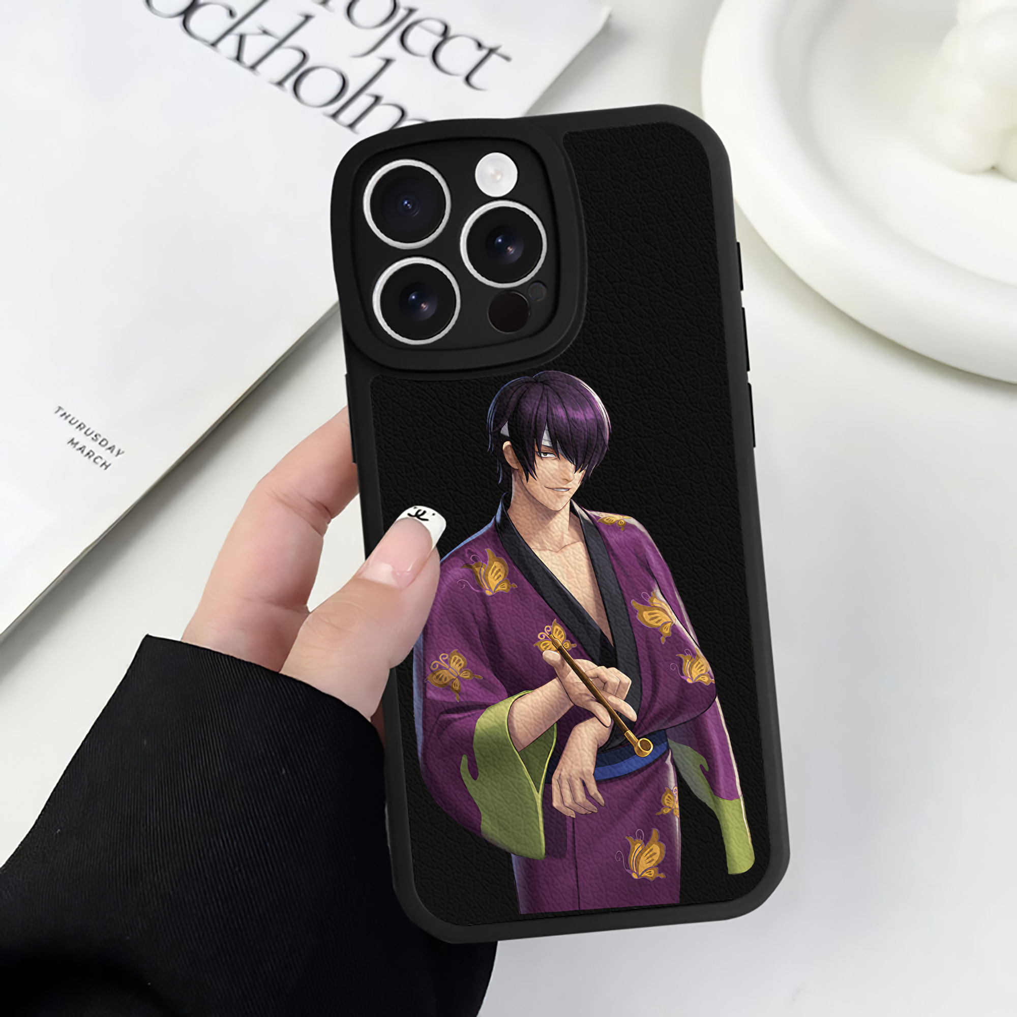 （画像用） ぎんたま 坂田銀時（さかたぎんとき） 神楽 志村新八（しむら しんぱち） GINTAMA Sakata Gintoki Kagura Shimura Shinpachi 【iPhone 16シリーズ対応】シリコンスマホケース（レザー調） 材質：シリコン